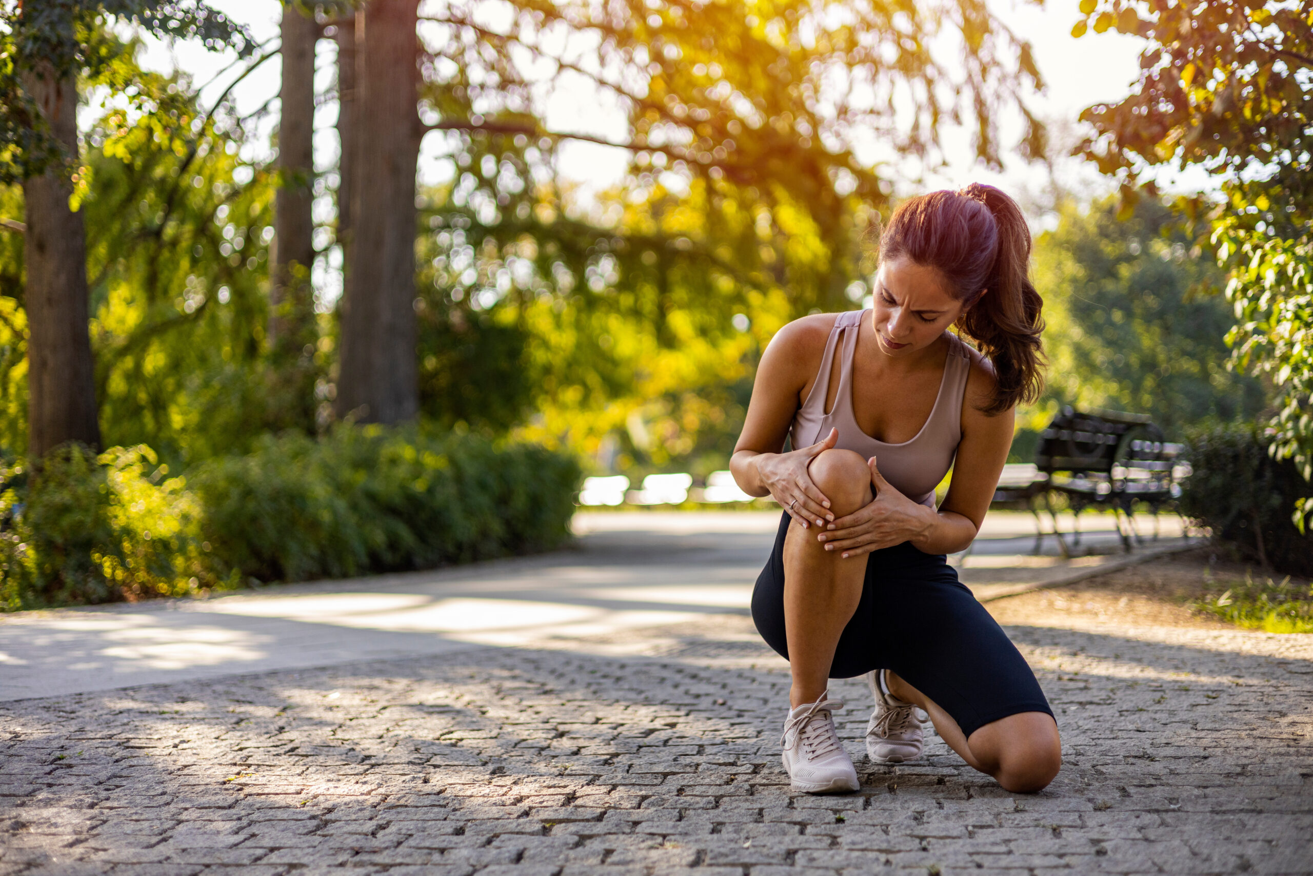Person with knee pain needing chiropractic treatment in Salinas clinic