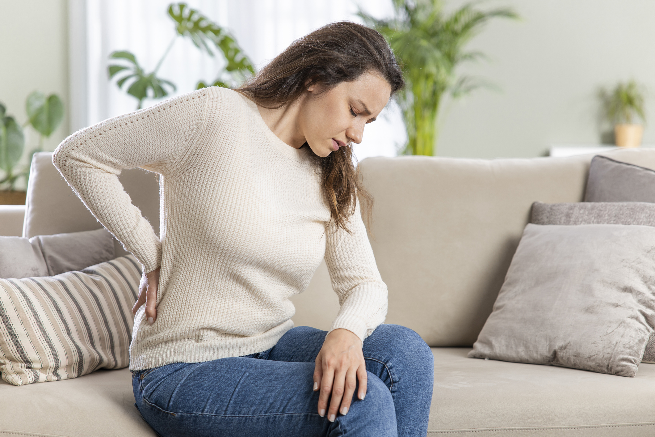 Person with pinched nerve pain requiring specialized treatment in Salinas chiropractic clinic