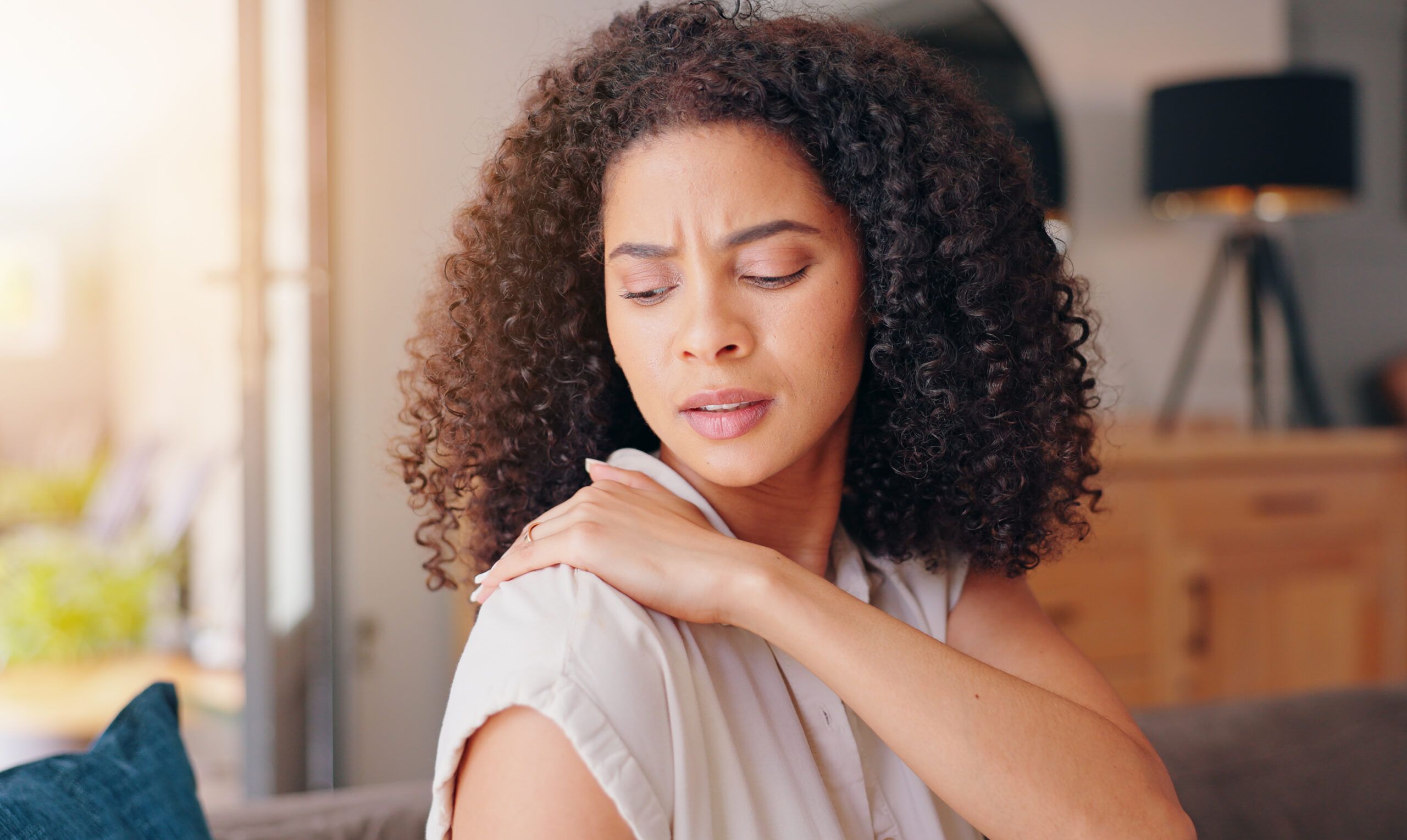 Person with rotator cuff shoulder injury needing specialized treatment in Salinas